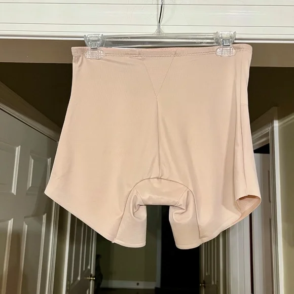 NWT Women's Miraclesuit At Waist Slanted Hem Shaping Shorts Warm Beige Size XL - Picture 4 of 5